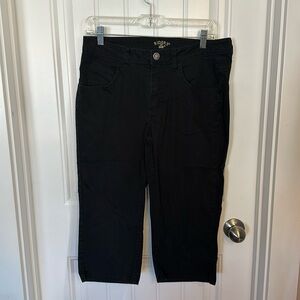 Women’s black riders by Lee denim capris excellent cond perfect for summer 10M
